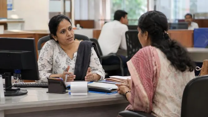 A manager in a one-to-one conversation with a team member